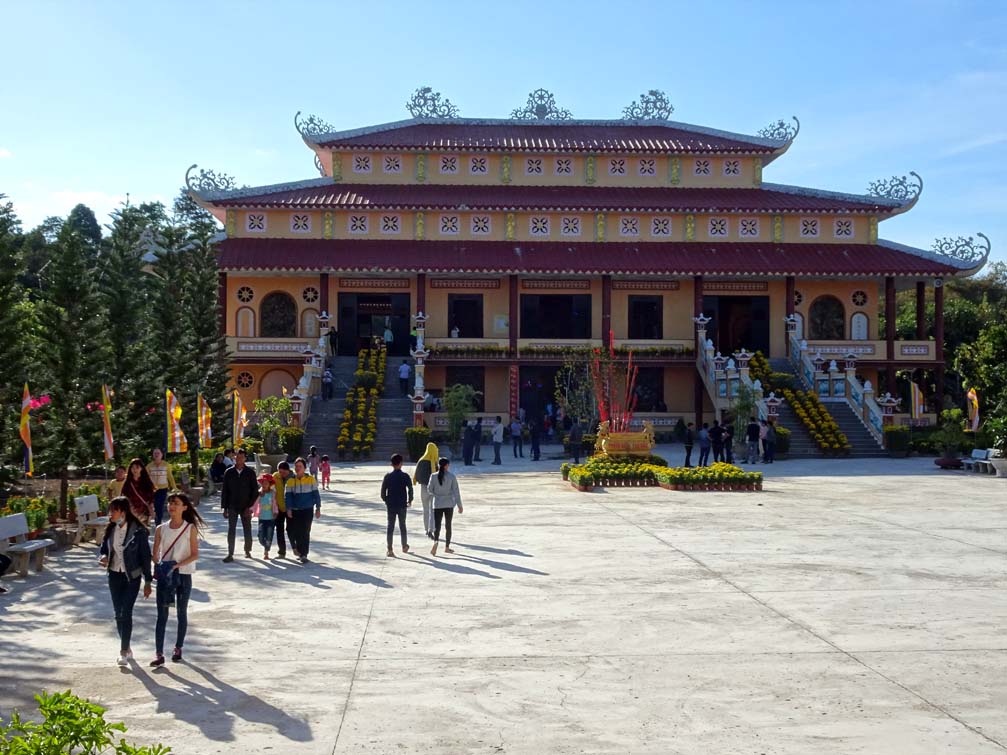 Sân đình chùa Tháp Kỳ Quang Kon Tum