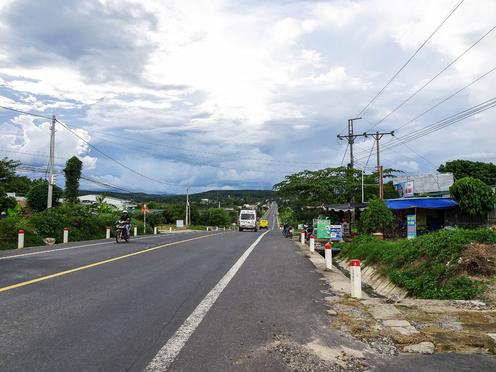 Đường 14 Tp Kon Tum đi Đắk Hà đi Đắk Tô, Ngọc Hồi đi qua biên giới Lào (cửa khẩu quốc tế Bờ Y) và cũng là con đường ra đường Trường Sơn, về miền Trung Đà Nẵng, Quảng Nam, Quảng Ngãi và Hà Nội