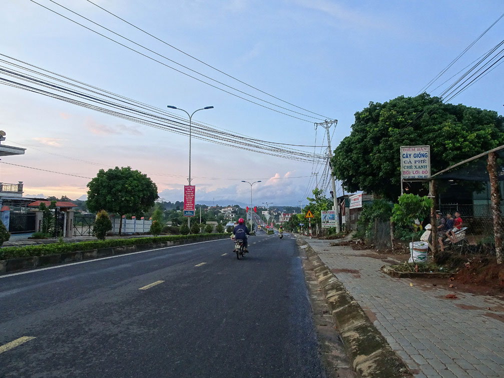 Đăk Hà là trung điểm giữa thành phố Kon Tum và huyện Đăk Tô, có quốc lộ 14 chạy qua, nên có điều kiện thuận lợi trong giao lưu phát triển kinh tế.