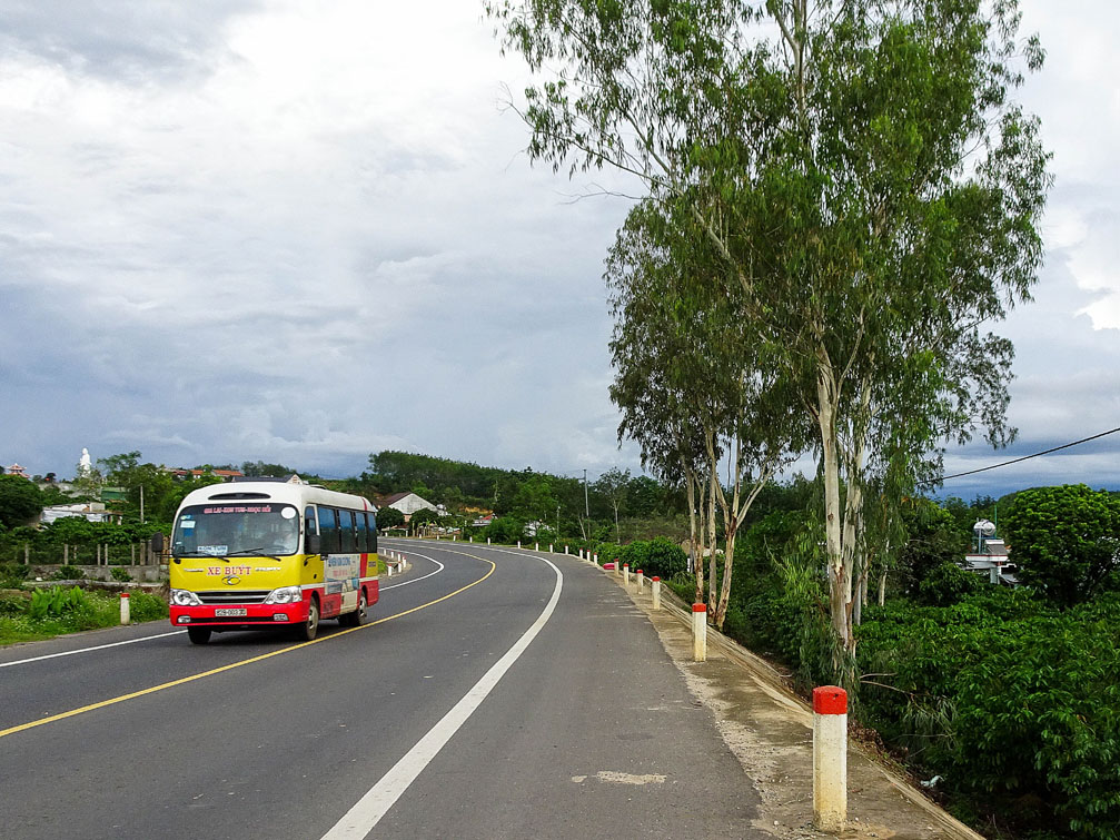 Xe bus Thái Hòa trên lộ trình Ngọc Hồi - Đăk Tô - Đắk Hà - Tp Kon Tum