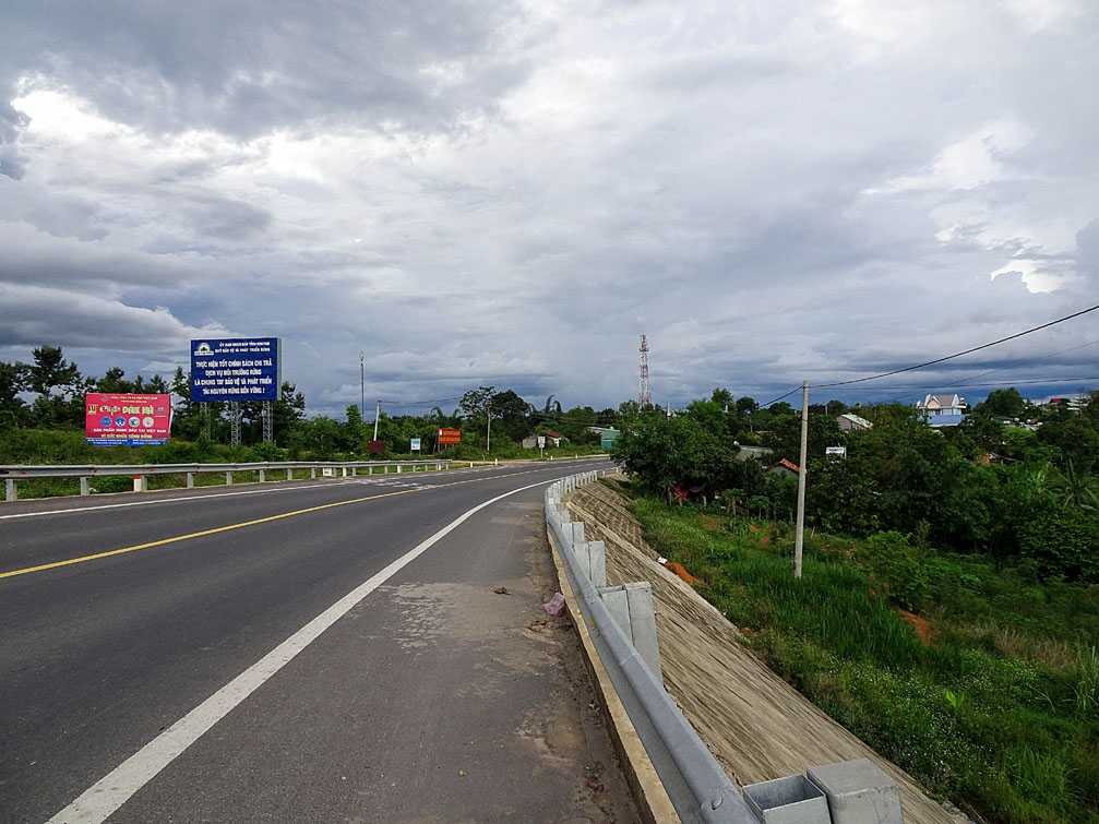 Đắk Hà nằm cách trung tâm Tp Kon Tum 20 km về phía Bắc, phía Tây giáp huyện Sa Thầy, phía Bắc giáp huyện Đăk Tô, phía Đông giáp huyện Kon Rẫy