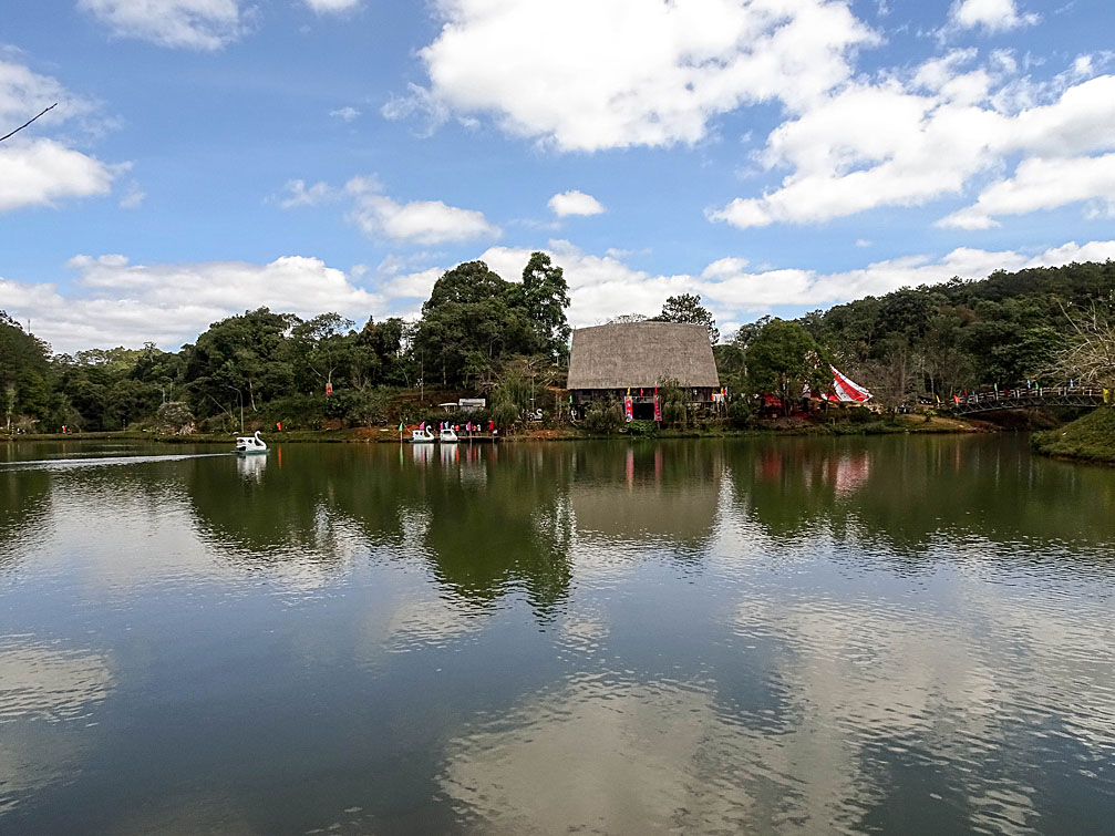 Hồ Đắk ke là một trong bảy hồ thuộc khu du lịch sinh thái Măng Đen