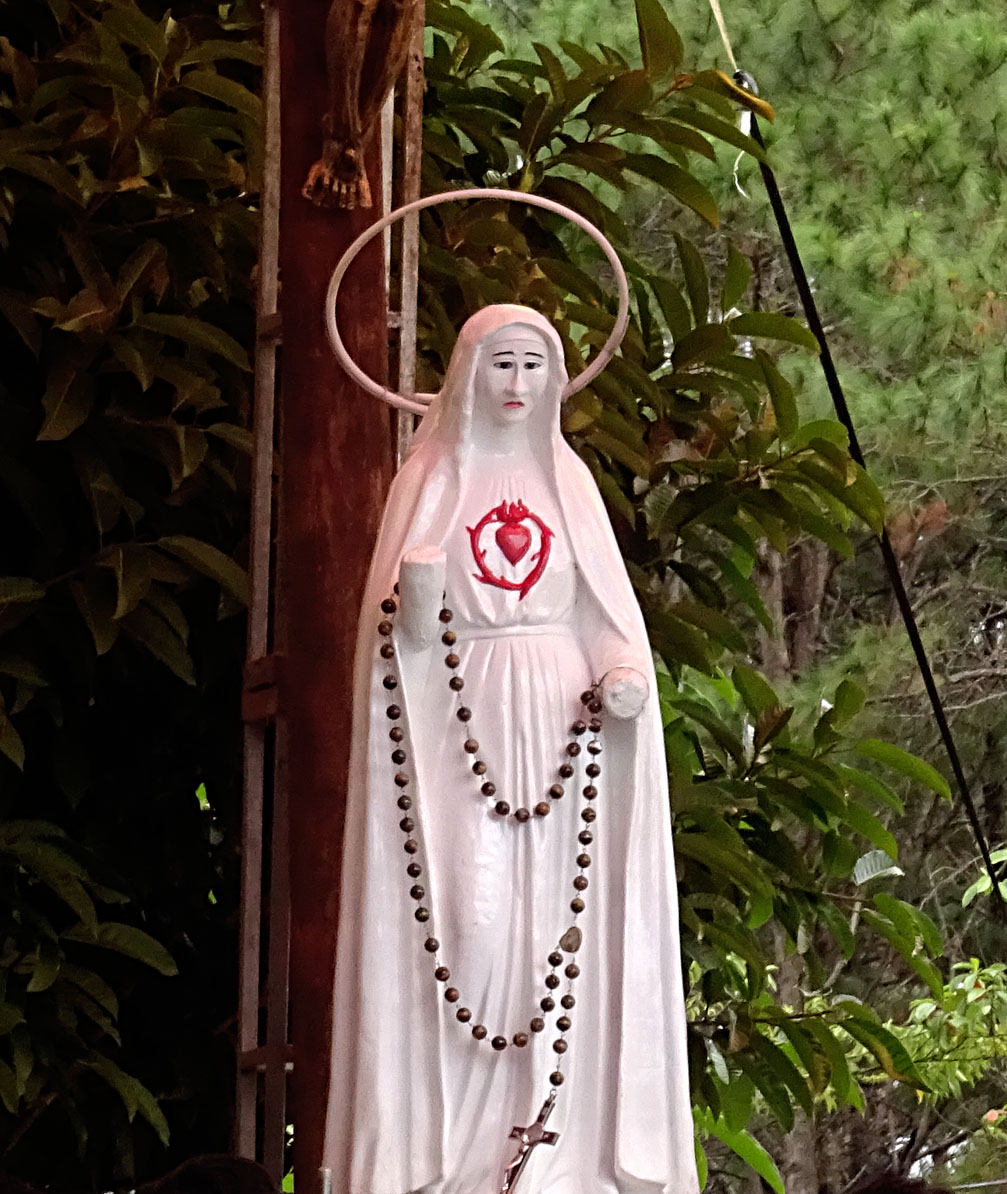Bức tượng Đức Mẹ Maria Măng Đen Kon Tum đườn làm bằng chất liệu Xi măng