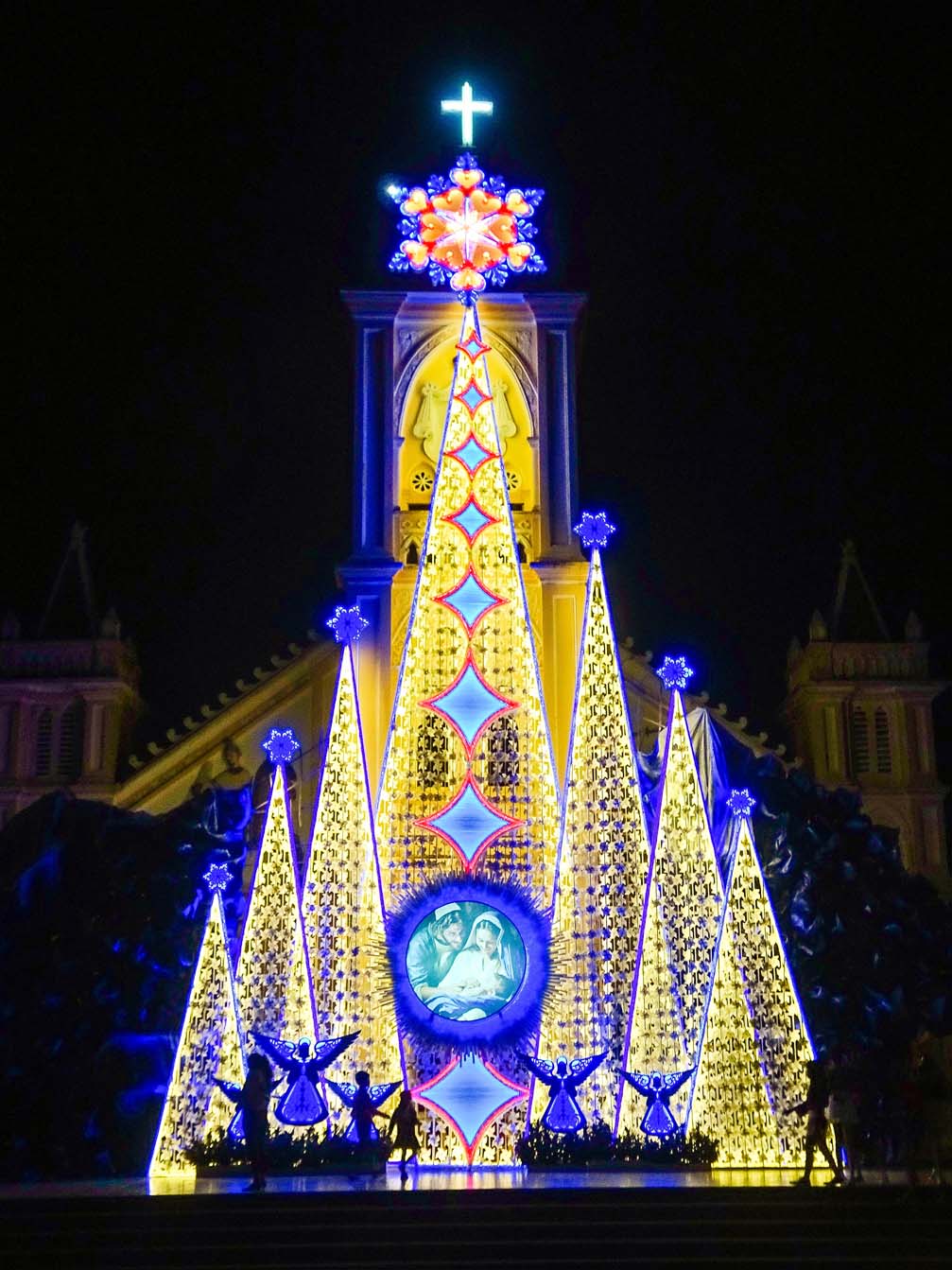 Hình ảnh đẹp trang trí đón lễ giáng sinh tại Kon Tum Việt Nam