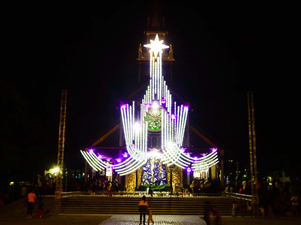 Hình ảnh Giáng Sinh nhà thờ Gỗ (nhà thờ chính tòa Kon Tum)