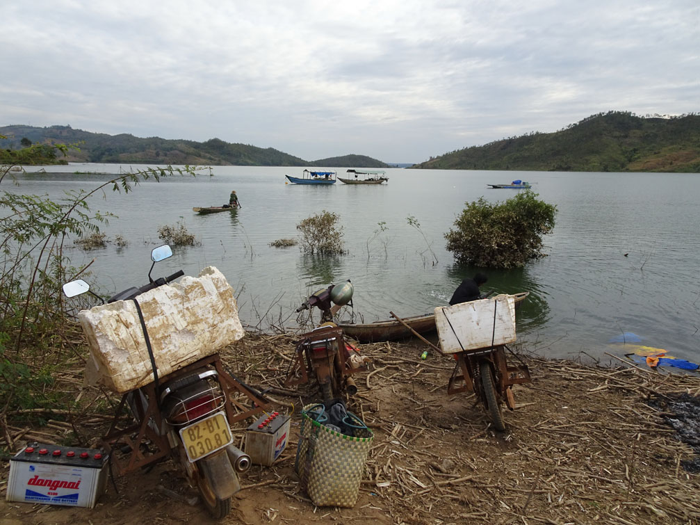 Lưới và thiết bị khai thác nguồn lợi thủy hải sản lòng ao hồ sông suối chảy về Kon Tum