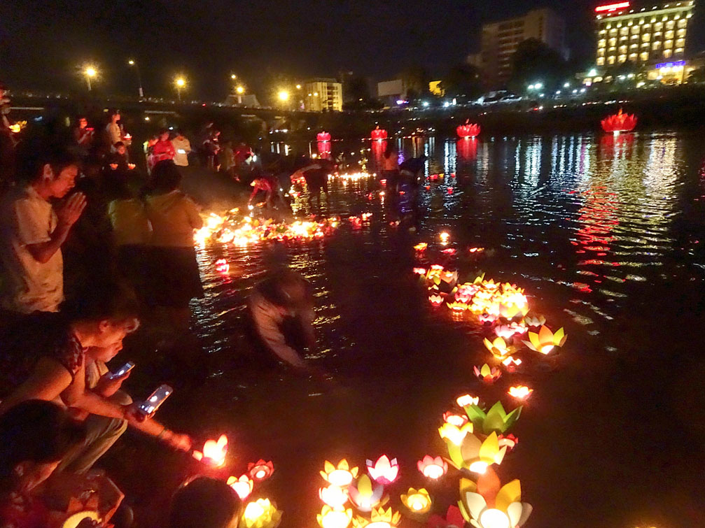 Đèn hoa đăng sông Đắk Bla Kon tum