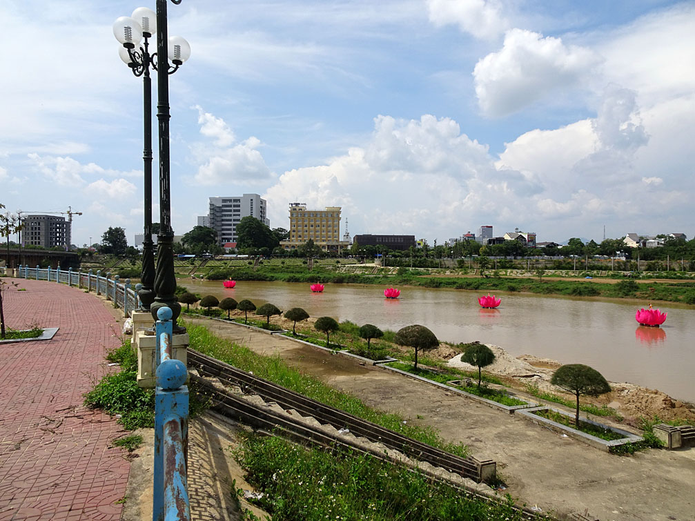 Hoa Đăng lễ Phật Đản sông Đăk Bla Kon Tum Việt Nam