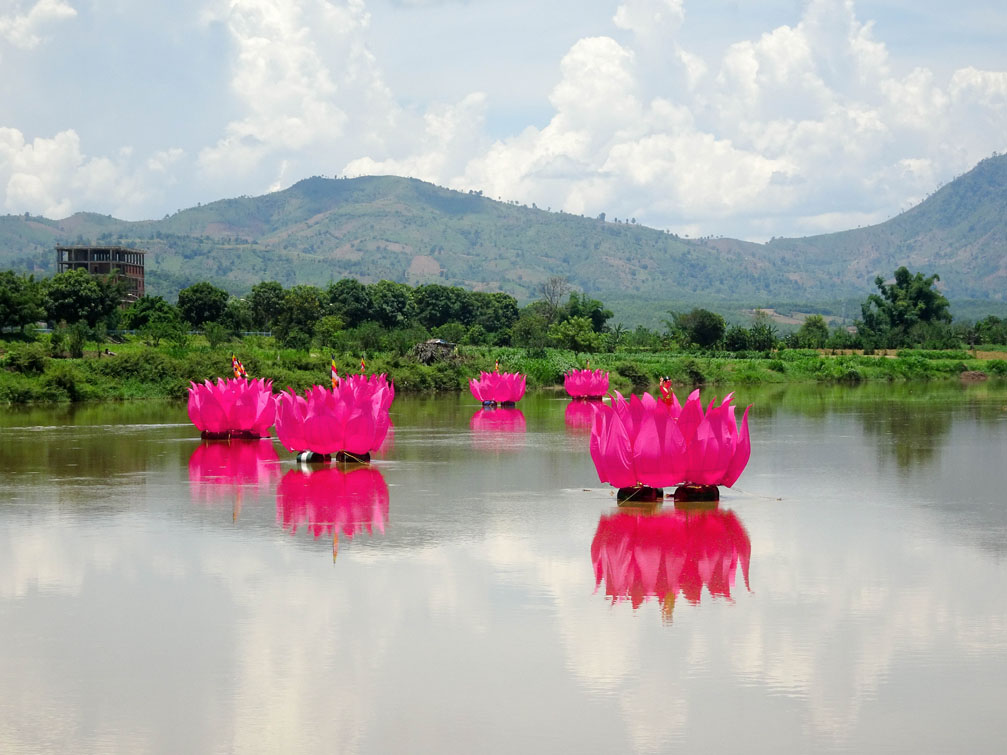 Hoa Đăng trên sông Đắk Bla Kon Tum