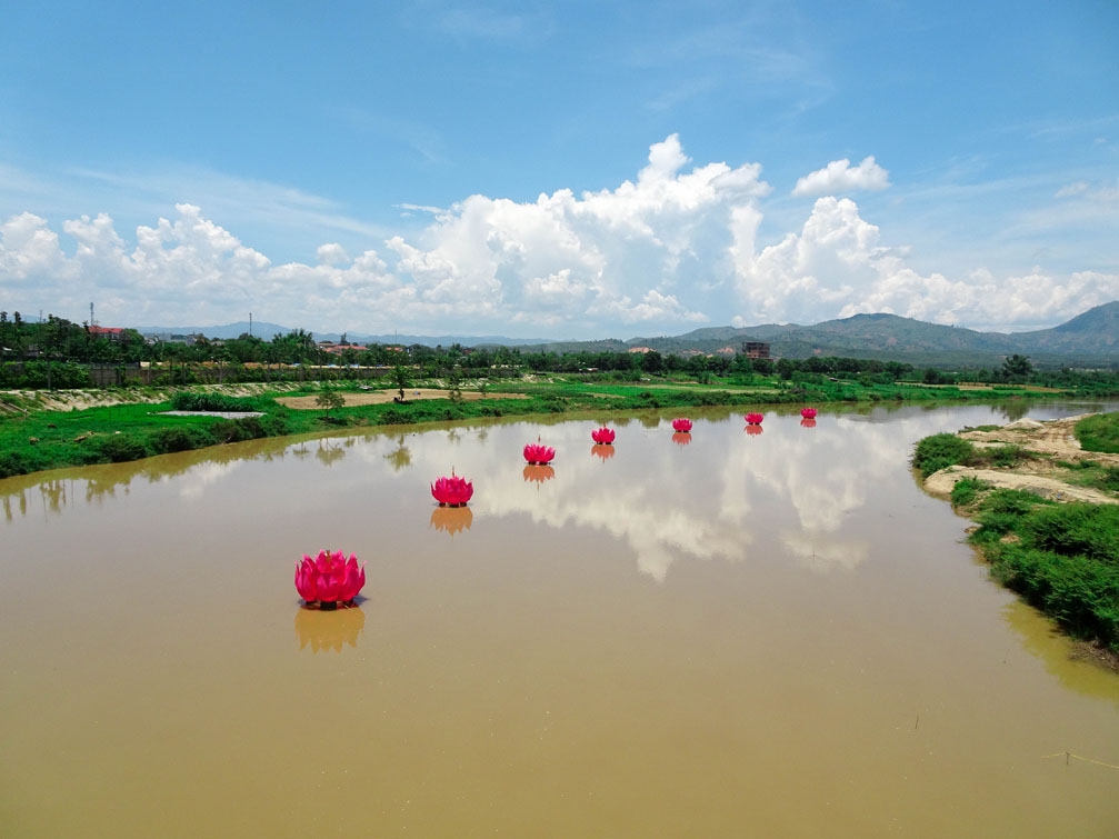 thả hoa đăng lễ phật đản sông Đắk Bla Kon Tum Việt Nam