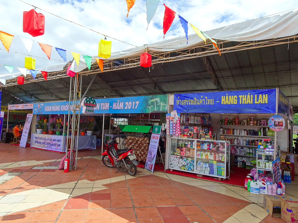 Một góc hội chợ Kon Tum