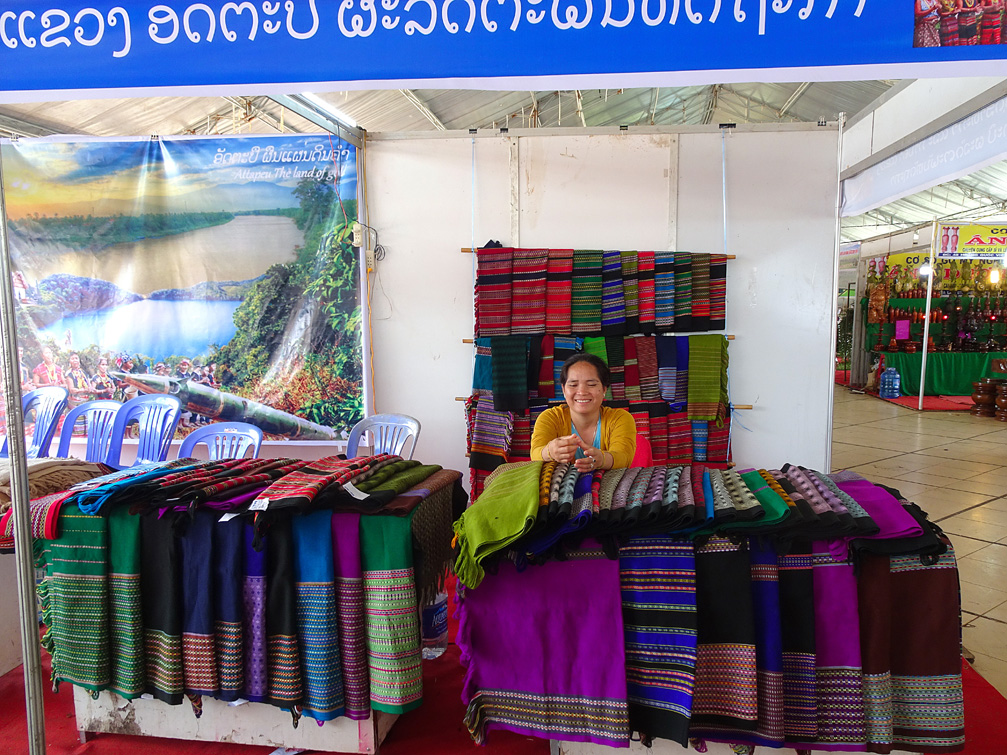 Cô gái Campuchia tại hội chợ Kon Tum