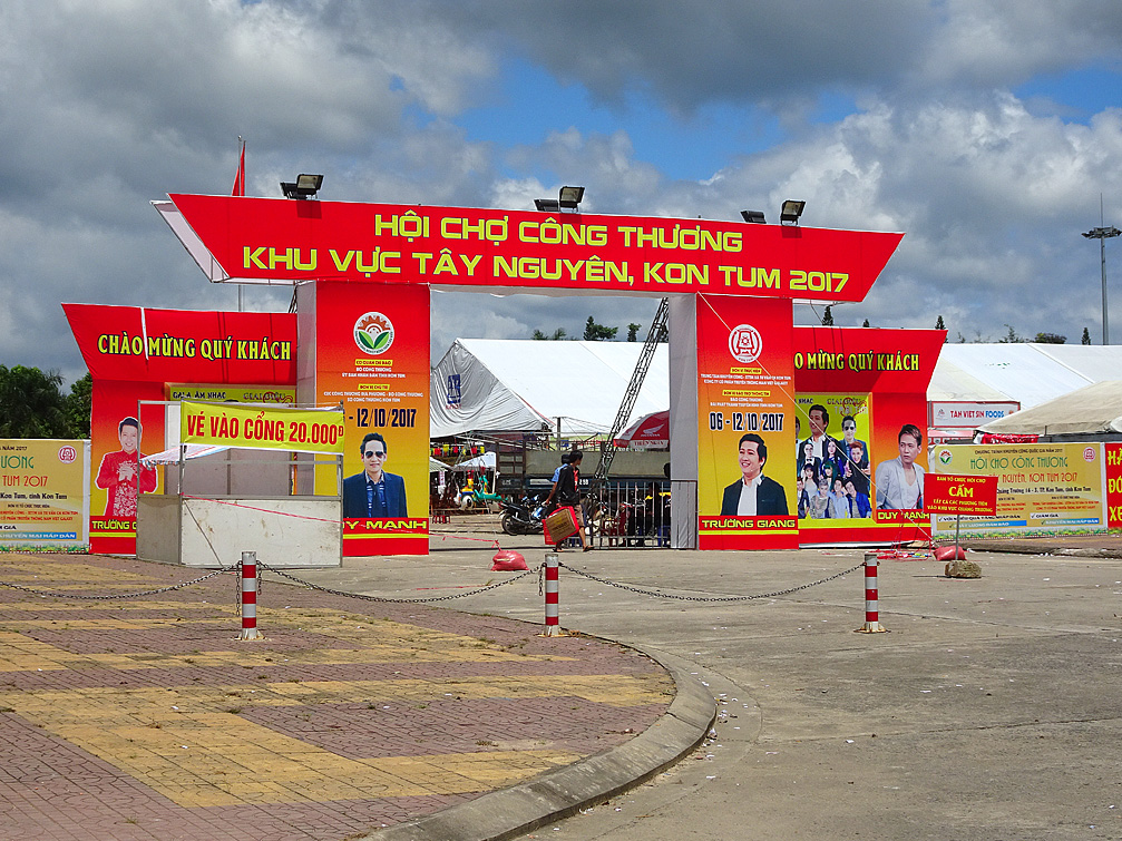 Cổng chào hội chợ Kon Tum bên đường Đinh Công Tráng P. Quang Trung tp Kon Tum tỉnh Kon Tum