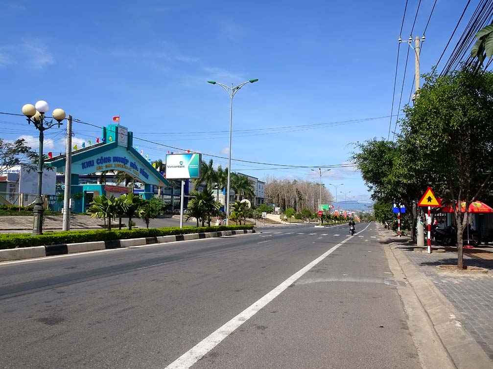 Quốc lộ 14 đi qua khu công nghiệp Hòa Bình, từ đây đen trung tâm thành phố Kon Tum 3 km