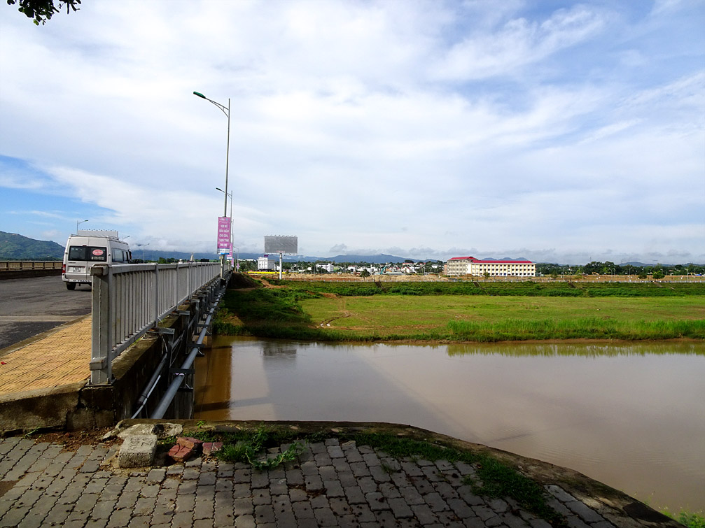 Trồng cây xanh Khu trung tâm kinh tế văn hóa mới Kon Tum bên cầu Đắk Bla