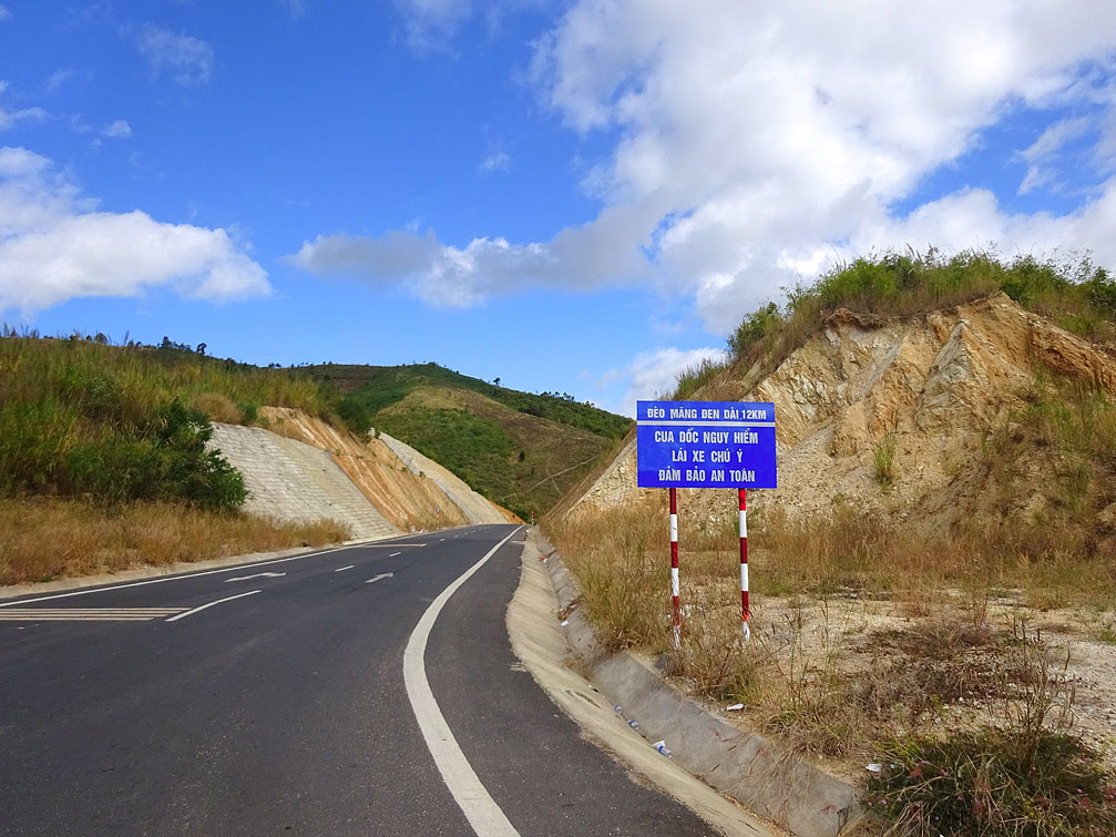 Từ huyện Kon Rẫy đi huyện Kon Plông 18 Km đèo Măng Đen chiếm 12 Km
