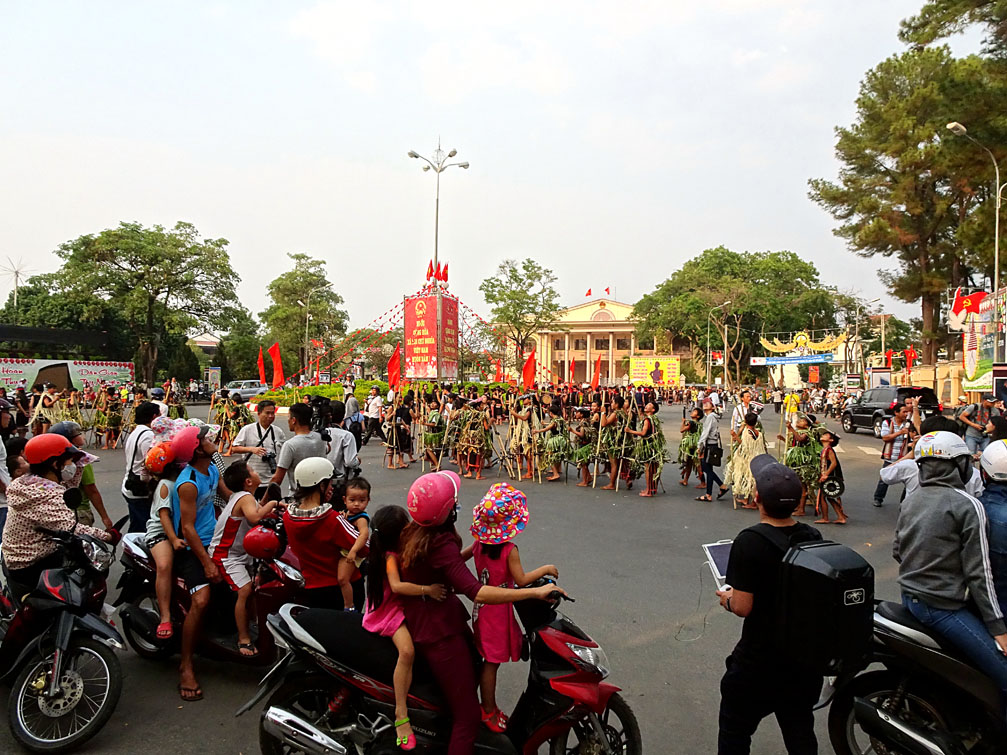 Hình biểu diễn cồng chiêng ở bùng binh giao lộ Bà Triệu Trần Phú Kon Tum