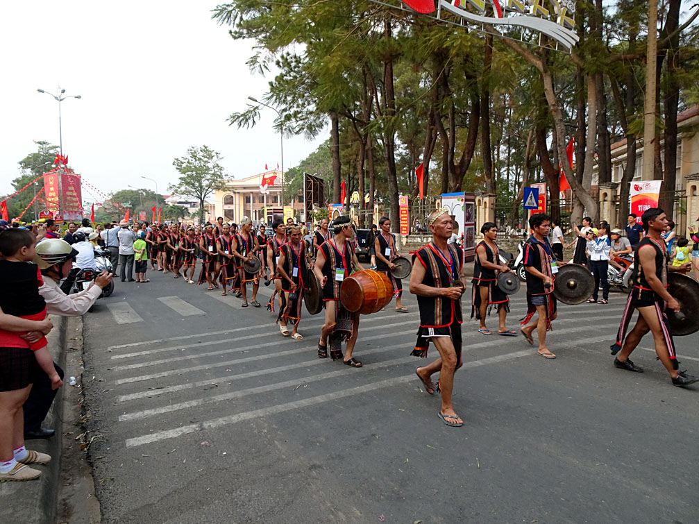 Đoàn nghệ nhân các dân tộc tây nguyên với trống chiêng trên đường Trần Phú Kon Tum