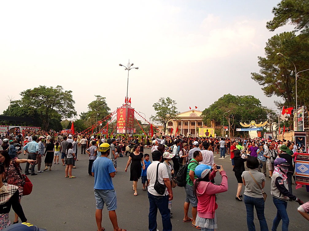 Các phóng viên nhà báo hãng thông tấn tác nghiệp ở lễ hội Kon Tum, phía xa là hội trường Ngọc Linh