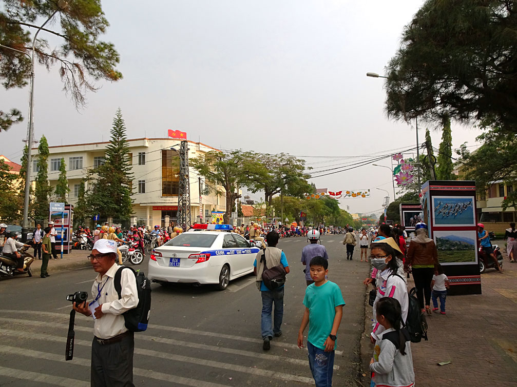 Xe cảnh sát giao thông và thợ chụp ảnh đường Trần Phú tp Kon Tum