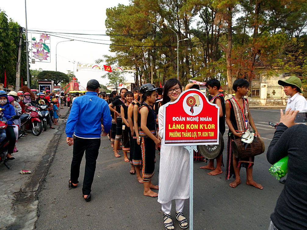 Đoàn nghệ nhân làng Kon Klor phường Thắng Lợi tp Kon Tum, mẫu biểu ngữ bảng tên