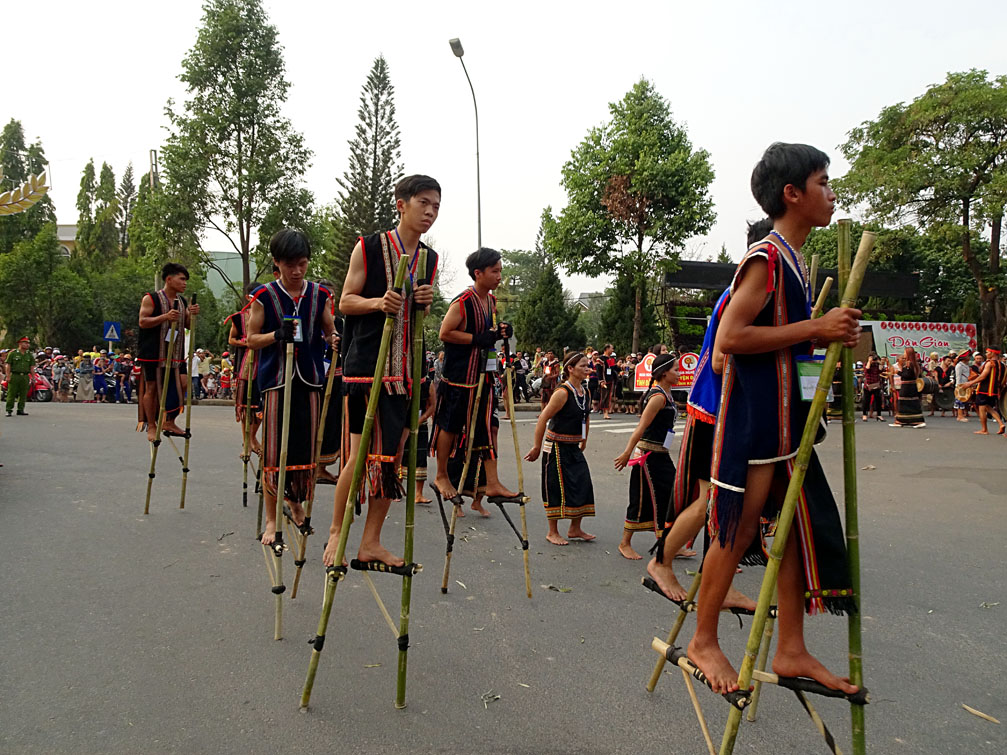 Đi kà kheo trong lễ hội dân gian Kon Tum