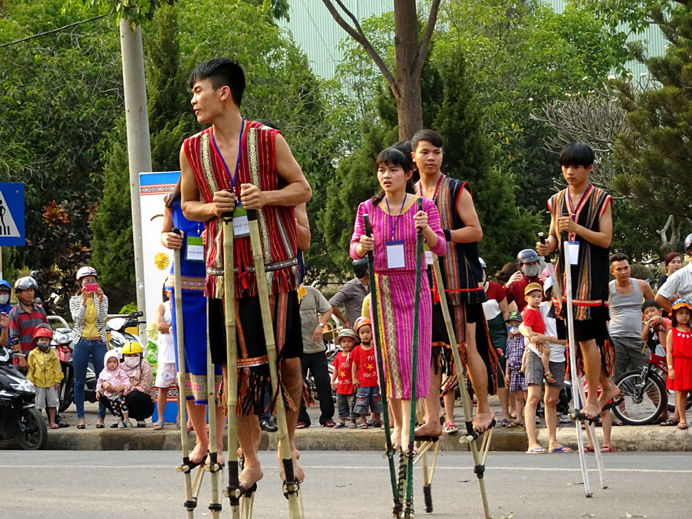 Đi kà kheo trong lễ hội đường phố Kon Tum - Tây Nguyên
