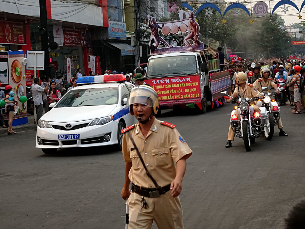 CS giao thông công an kontum trong lễ hội đường phố Kon Tum