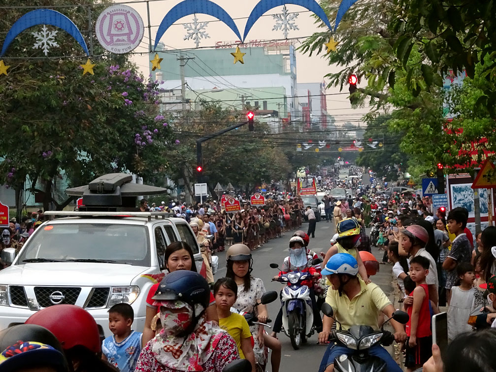 Xe phá sóng gây nhiễu tín hiệu rada viễn thông đặc chủng chuyên dụng của quân đội bộ quốc phòng trong lễ hội đường phố Kon Tum