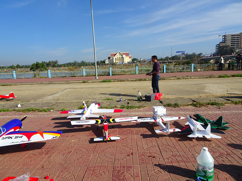 Biểu diễn máy bay mô hình bên sông Đắk Bla Kon Tum
