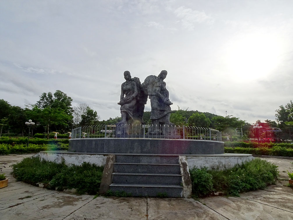 Tượng đài chiến thắng tại công viên huyện Ngọc Hồi Kon Tum