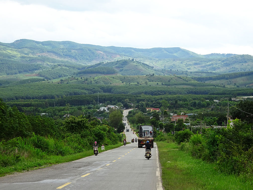 Đường huyện Đắk Tô đi Ngọc Hồi, núi đồi trùng đệp, một màu xanh ngắt