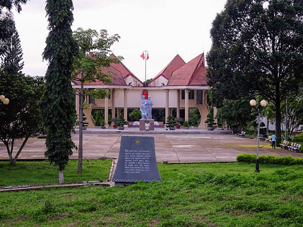Hình ảnh tượng đài nhà ngục Kon Tum