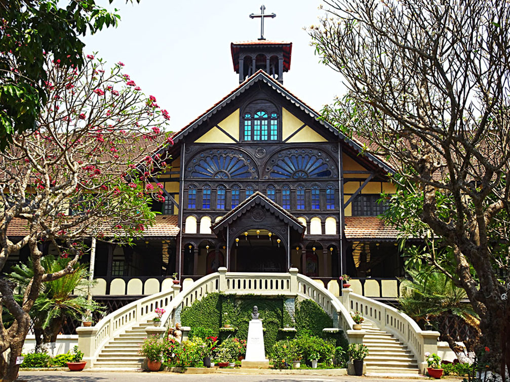 Hình ảnh đẹp tòa giám mục chủng viện Kontum Tây Nguyên Việt Nam, photo catholic church