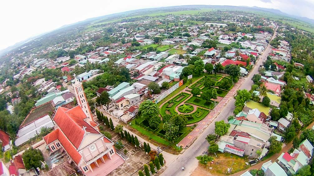 Hình ảnh nhà thờ giáo xứ Phương Hòa, thành phố Kon Tum nhìn trên cao