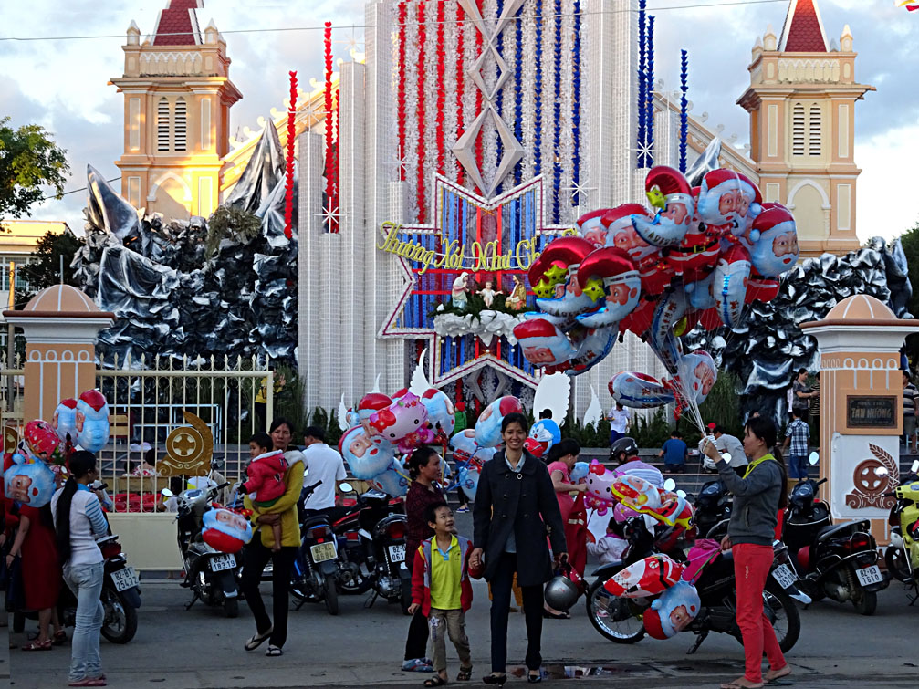 Vui Noel tại nhà thờ Tân Hương Kontum