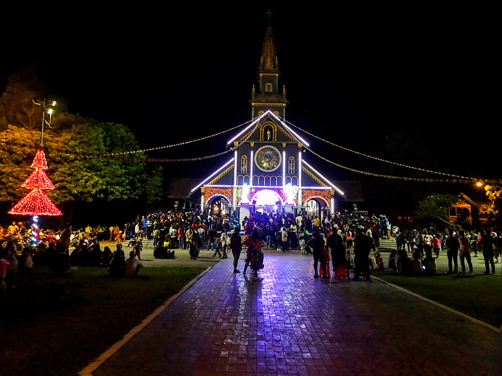 Không khí đón lễ Giáng Sinh tại nhà thờ gỗ Kon Tum