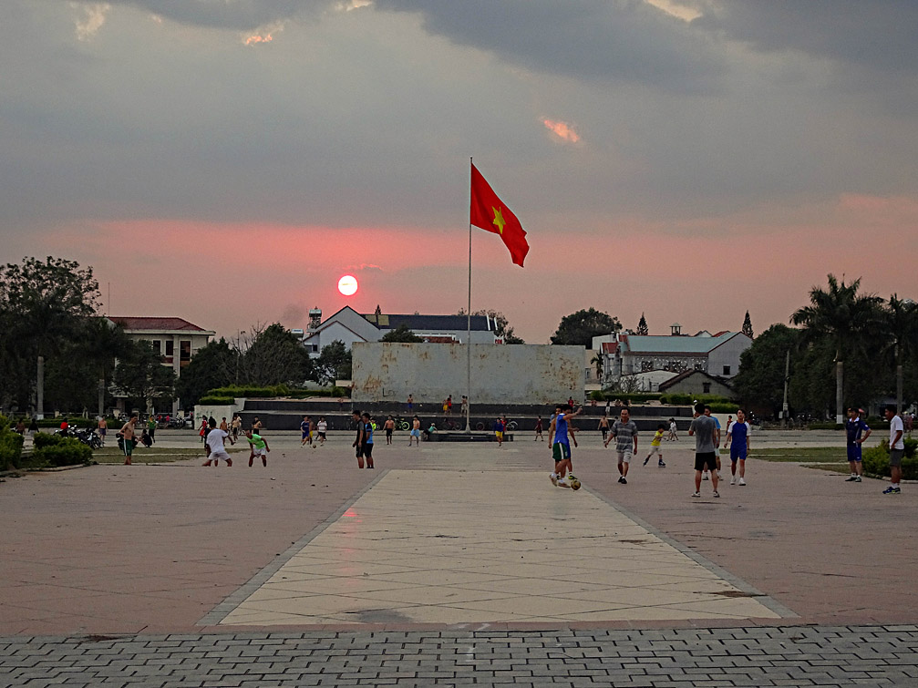 Cột cờ và sân đá bóng tại quảng trường 16-3 Kon Tum