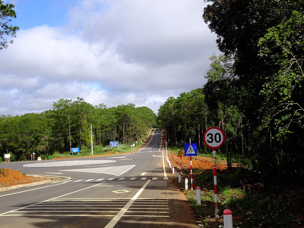 Quốc lộ 24 Kon Tum đi Quảng Ngãi cặt qua rừng thông Măng Đen
