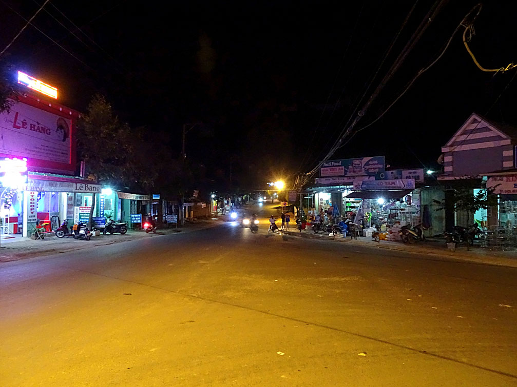 Hình ảnh đêm khu trung tâm thị trấn Sa thầy Kon Tum