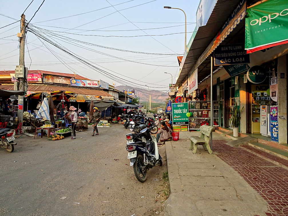 Chợ huyện Sa Thầy Kon Tum đặc trưng chợ của Việt Nam