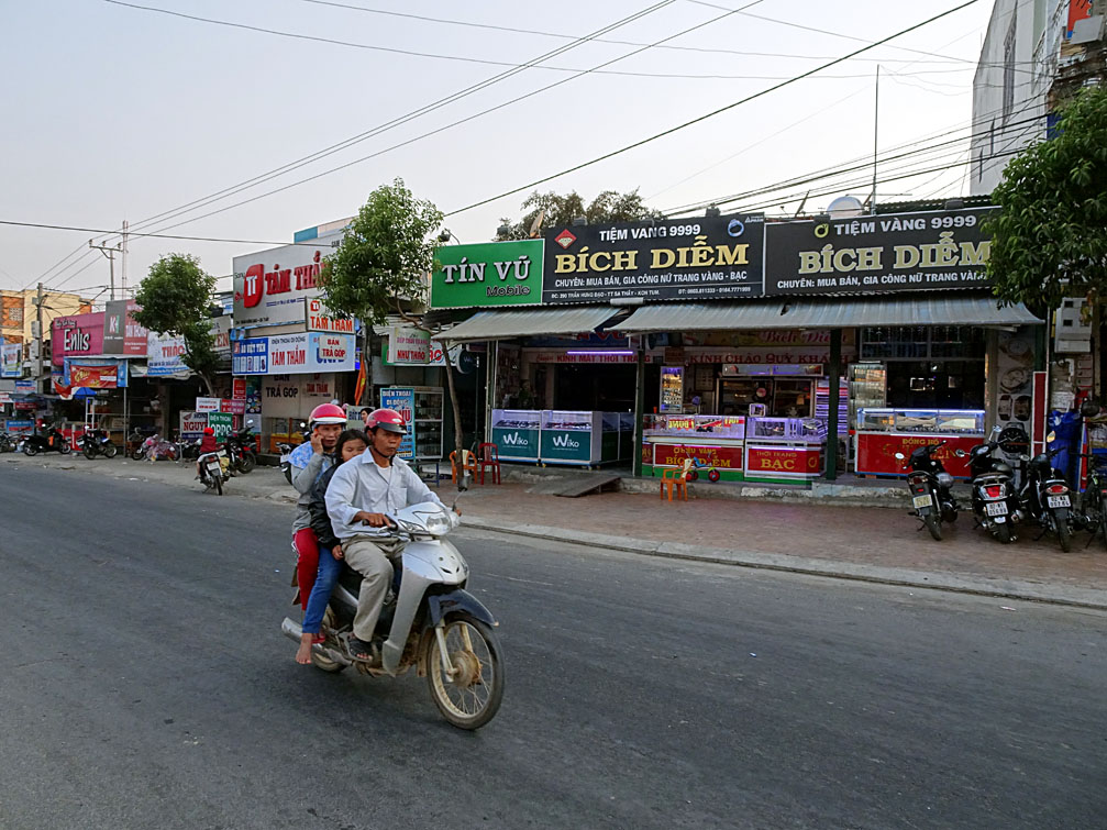 Khu buôn bán huyện Sa Thầy Kon Tum