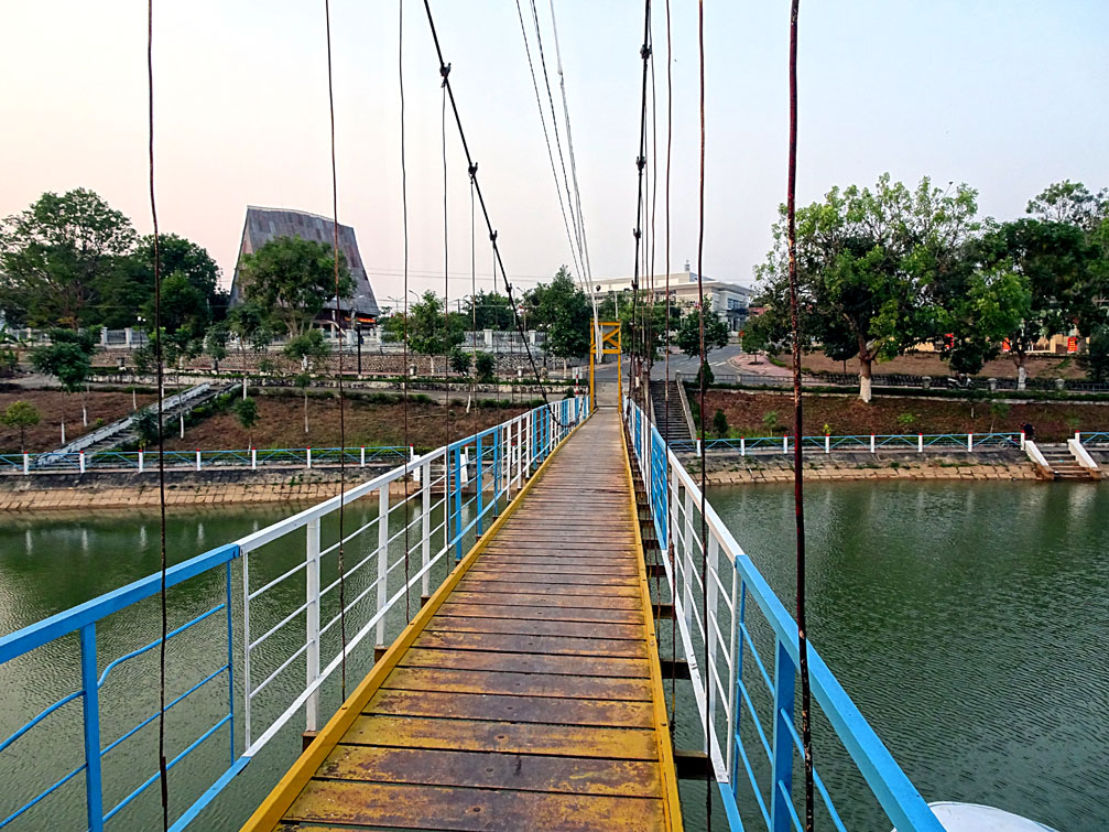 Cầu treo huyện Sa Thầy , Kon Tum Tây Nguyên 