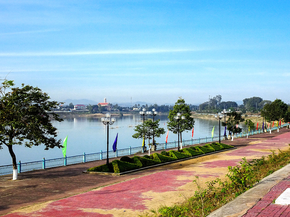 Đường bờ kè với cây xanh lát ghạch đỏ và bê tông, lan can sắt bên dòng sông Đăk Bla Kon Tum Việt Nam