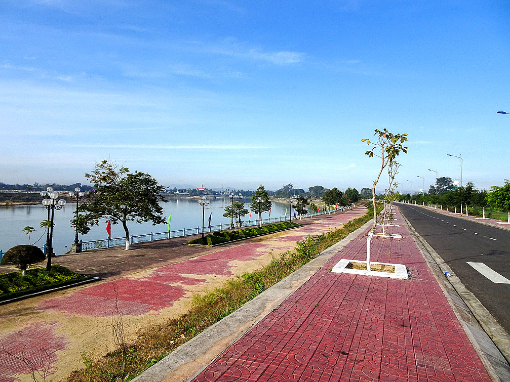 Sông Dak Bla phía xa là xóm đạo nhà thờ giáo xứ Phương Hòa, đường đi khu di tích ngục Kon Tum