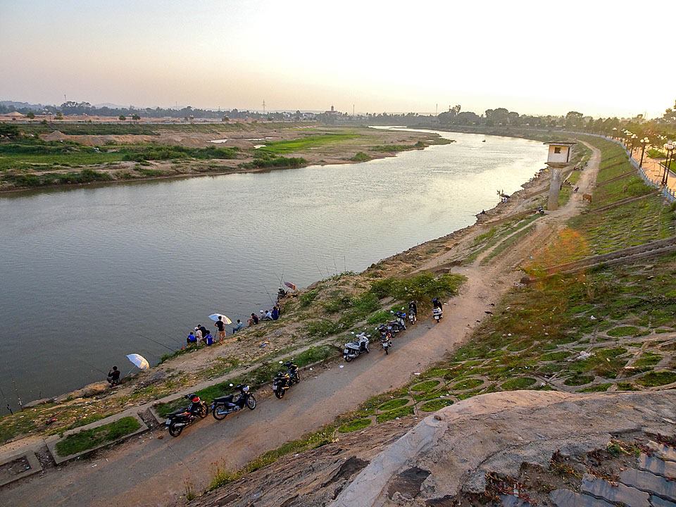 Bờ sông Đắk Bla vào mùa khô nước ít