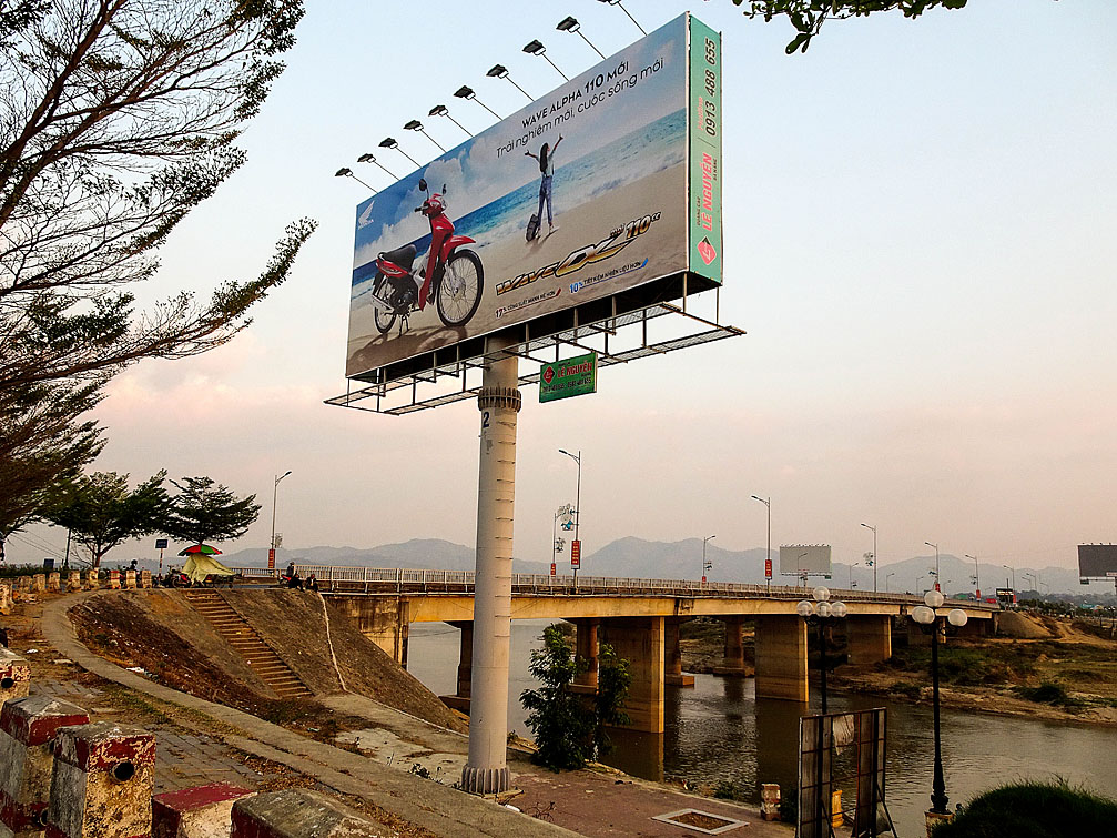 Cầu Đắk Bla bắc qua sông Đắk Bla và biển quảng cáo bảng hiệu hộp đèn ngoài trời Lê Nguyễn tp Kon Tum Đà Nẵng