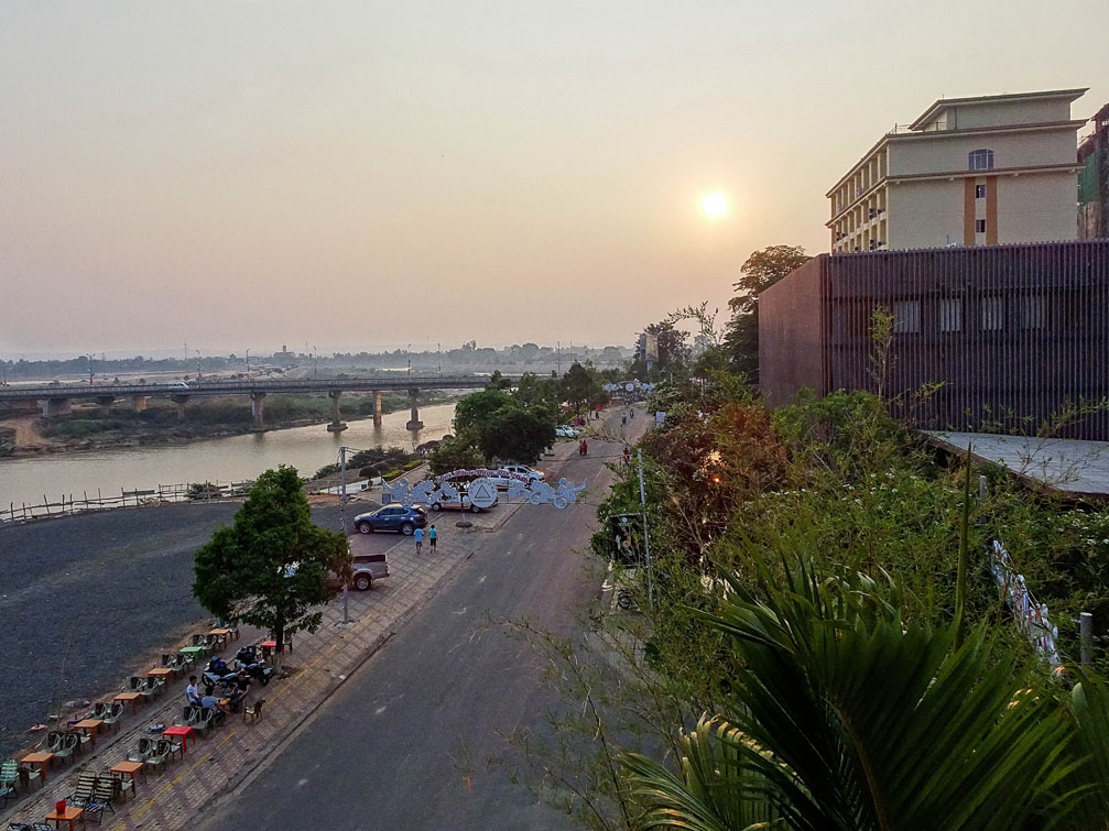 Hình ảnh hoàng hôn Đường Bạch Đằng và khách sạn Đông Dương Indochine(bờ kè sông Đắk Bla)
