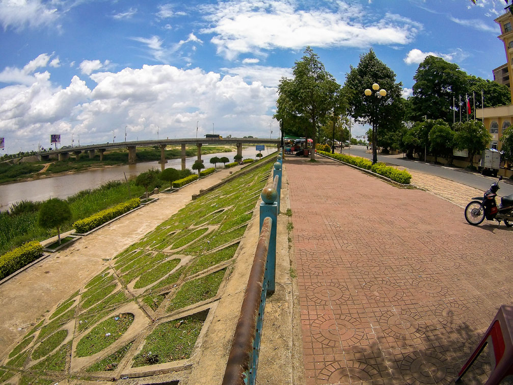 Đường Bạch Đằng bên sông Đắk Bla đoạn chảy qua trung tâm tp Kon Tum