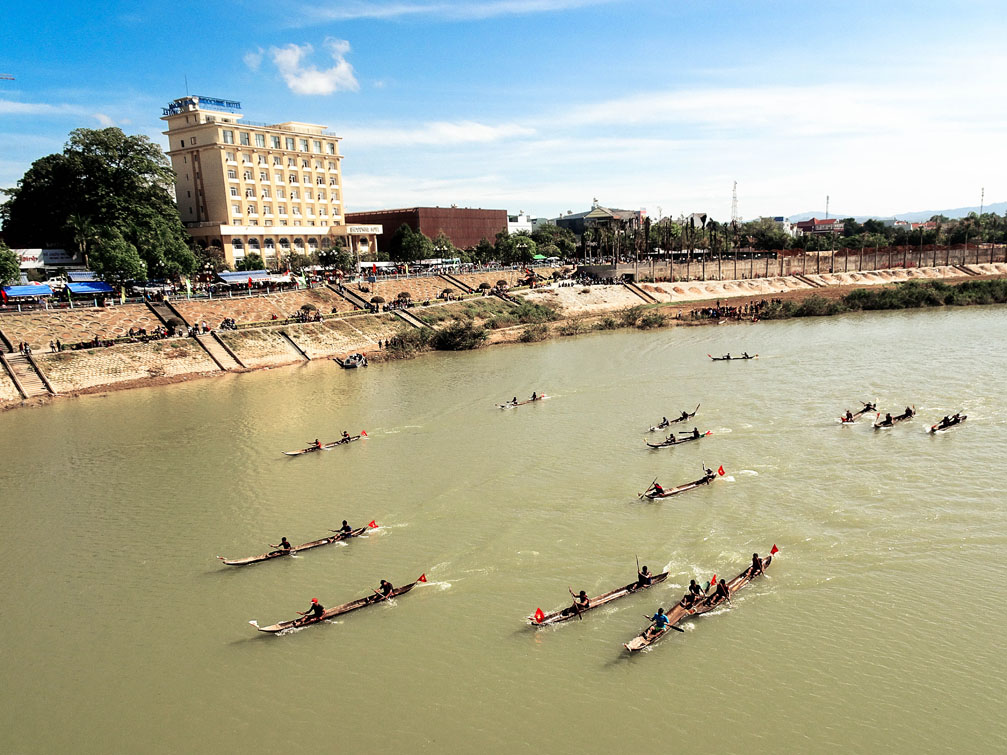 Lễ hội đua thuyền độc mộc đầu xuân Kon Tum 2017
